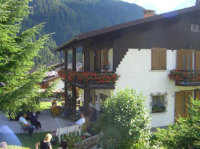 Отель Mountain Chalet Cime d'Auta Dolomiti  Фалькаде
